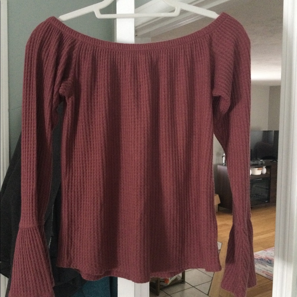 EXPRESS. Off the shoulder longsleeve